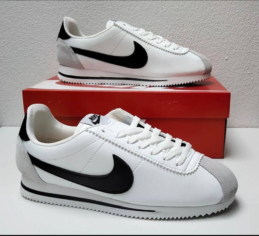 Zapatillas Nike Cortez logo negro