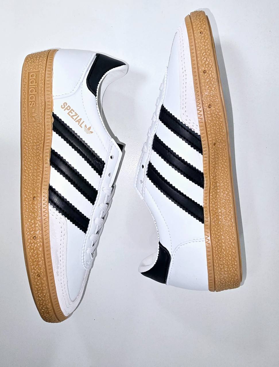 ADIDAS SPEZIAL Blancas y negras